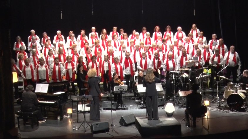 Més de 80 cantaires de la Garrotxa omplen el Teatre Principal d’Olot de boleros