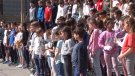 Els alumnes de tercer a sisè de primària de l’Escola Pia d’Olot tornen a protagonitzar la cantada de Setmana Santa