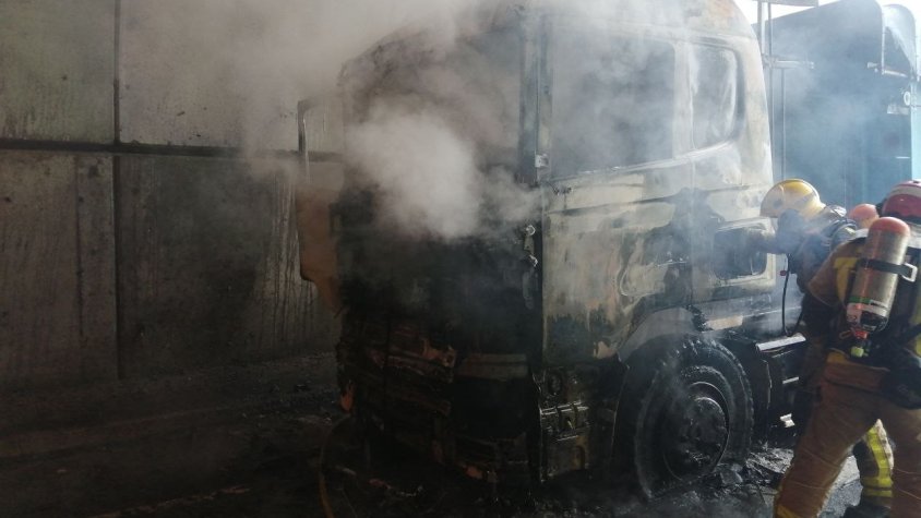 Un camió s'incendia als túnels de Bracons