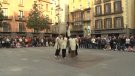 L'Esbart Olot omple el centre d'Olot de cultura popular amb el ball del Xai Be
