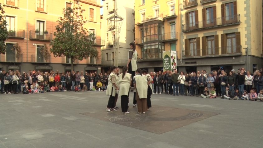 L'Esbart Olot omple el centre d'Olot de cultura popular amb el ball del Xai Be