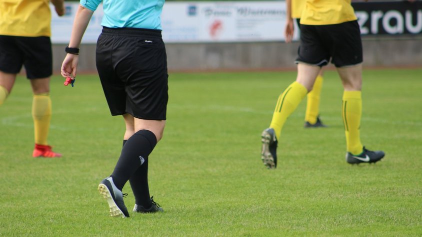 La Garrotxa podria passar de tenir una quinzena a una vintena d'àrbitres de futbol la temporada vinent