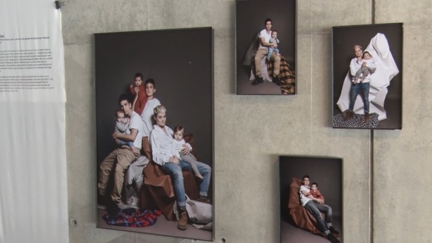 'Embarassos, maternatges i masculinitat', la nova exposició que es pot veure al vestíbul de l'Hospital d'Olot