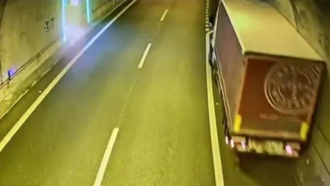 Un camioner begut circula zigzaguejant i provocant destrosses en dos punts de la Garrotxa