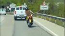 Els Mossos denuncien una conductora a Olot per ballar sobre la moto mentre conduïa