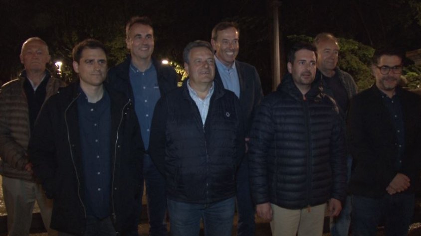 Comença la cursa per l'alcaldia d'Olot amb la penjada de cartells dels vuit candidats que es presenten