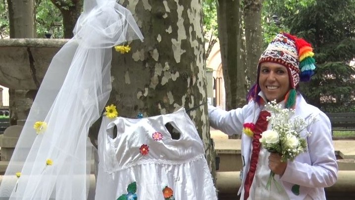 L'actor i activista Richard Torres es casa amb un arbre de la plaça Clarà 