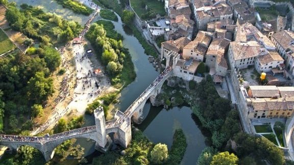 Els carrers del centre Besalú des d'una vista aèria