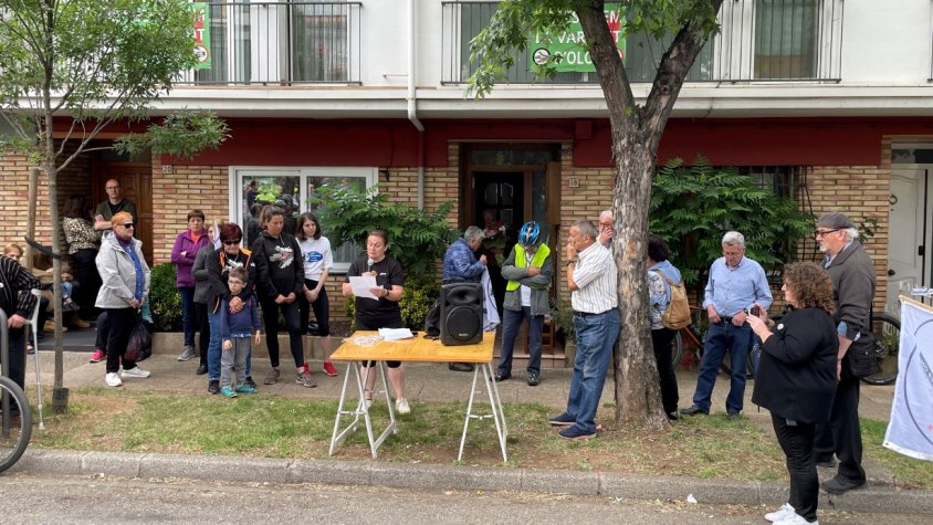 Més d'un centenar de persones tallen l'avinguda Sant Jordi en homenatge a Toni Fité