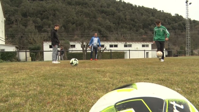 El porter Lluís Graboleda, entrenant amb els seus fills, en Martí i l'Arnau