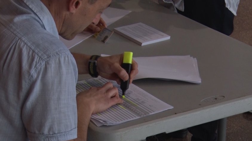 Els tres candidats a l’alcaldia de les Planes d’Hostoles ja han votat al pavelló municipal