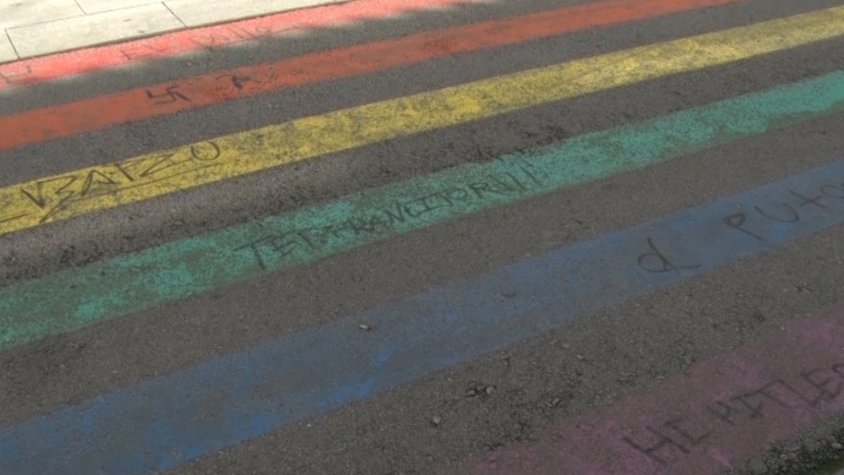 Uns desconeguts malmeten alguns dels símbols LGTBIQ+ d'Olot