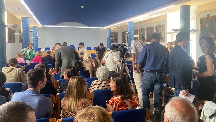 El ple de l'Ajuntament d'Olot queda suspès fins a principis de juliol pel contenciós electoral d'Activem Olot