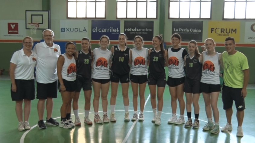Jugadors i jugadores de bàsquet dels Estats Units participen en un amistós contra l'Escola Pia d'Olot