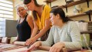 Construir figures amb fang és el nou projecte d'artteràpia d'Olot