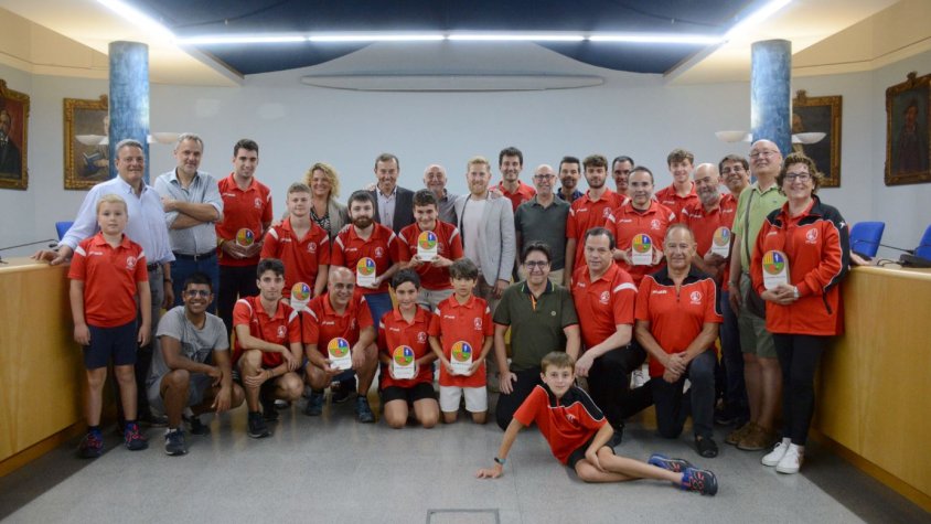 La Sala de Plens de l'Ajuntament d'Olot ha acollit la recepció oficial al Club Tennis Taula Olot
