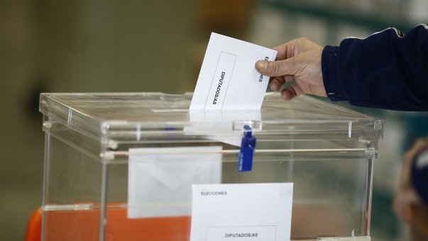 L'enganxada de cartells ha donat el tret de sortida a la campanya electoral de les eleccions generals