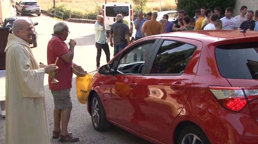 Centenars de condcutors porten a beneir el seu vehicle durant la diada de Sant Cristòfol