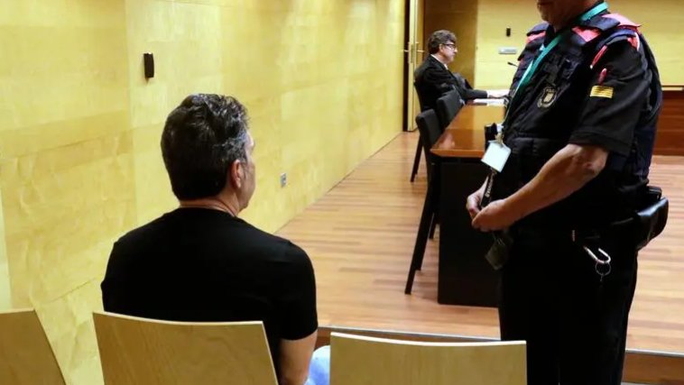 L'acusat d'intentar matar un jove d'una ganivetada a Olot afirma que es va defensar d'una agressió