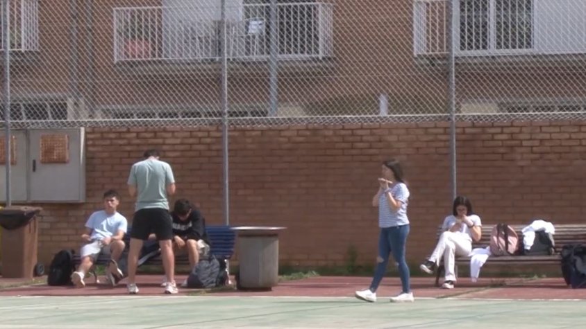 La prohibició de l’ús dels telèfons mòbils dins el recinte escolar s’expandeix a més centres educatius d’Olot