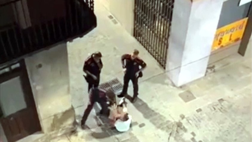 Suspenen de sou i feina el mosso que va ventar una bufetada a l'home que cridava al mig del carrer a Olot