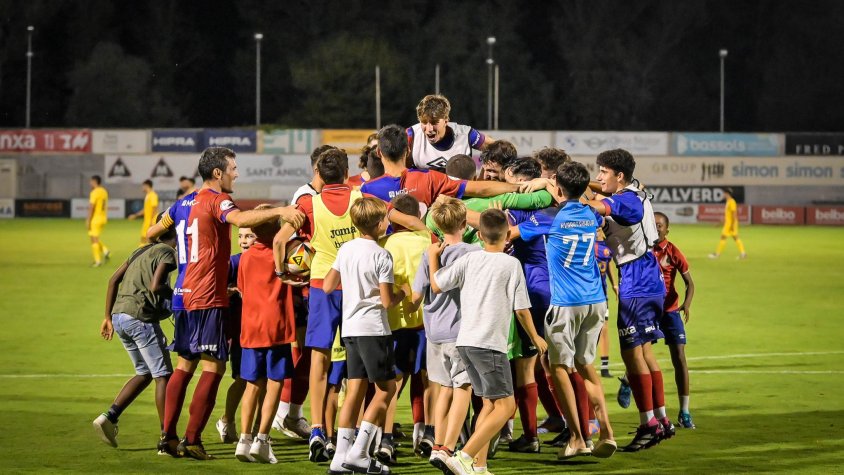 La UE Olot elimina el Badalona Futur als penals i es cola a les semifinals de la Copa Catalunya (2-2)