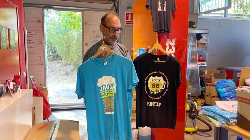 Les camisetes de Festes del Tura és una tradició en hores baixes