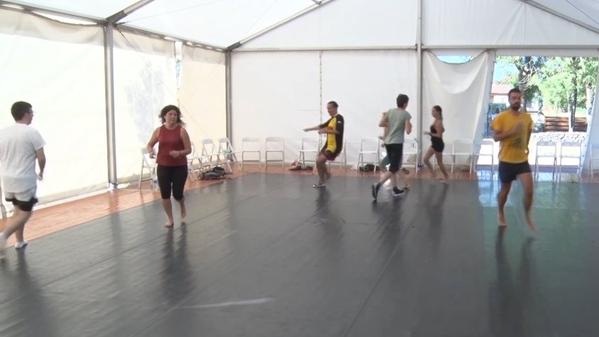Fusionar la dansa d’arrel tradicional amb dansa contemporània i altres elements