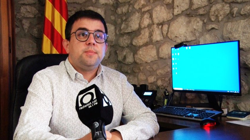 L’alcalde de les Planes d’Hostoles, Marc Puig, explica que alguns documents de l’anterior equip de govern ‘’generen dubtes’’ 