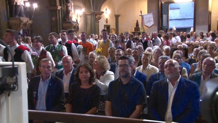 Centenars de persones van assistir aquest dimecres a l'ofrena floral