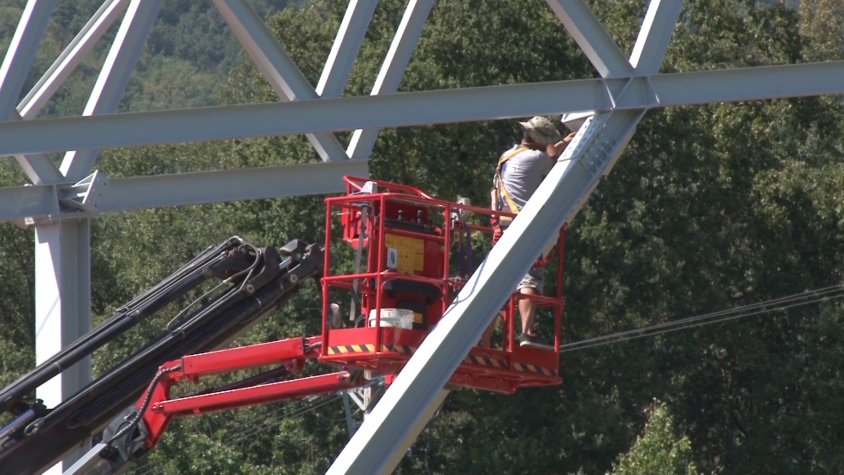 La construcció de la coberta a la pista poliesportiva de Sant Feliu de Pallerols es troba a la fase final