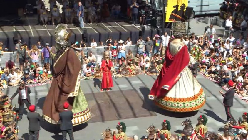 Més de 2.000 persones viuen el Ball de Cabeçuts, Gegants i Cavallets sota un sol de justícia