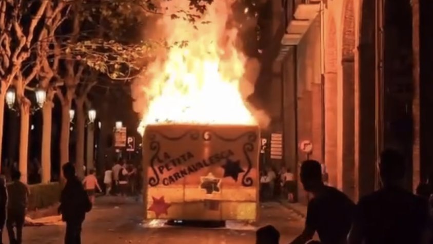 La carrossa de la Carnavalesca es crema en plena Batalla de les Flors