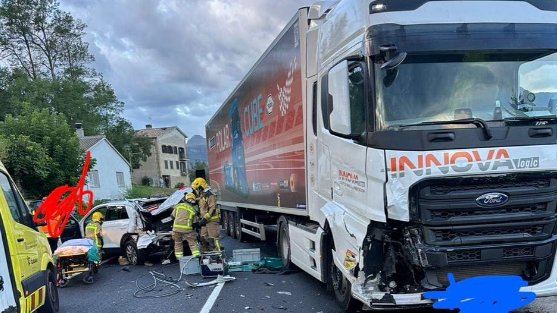Accident entre un cotxe i un camió a la recta de les Preses