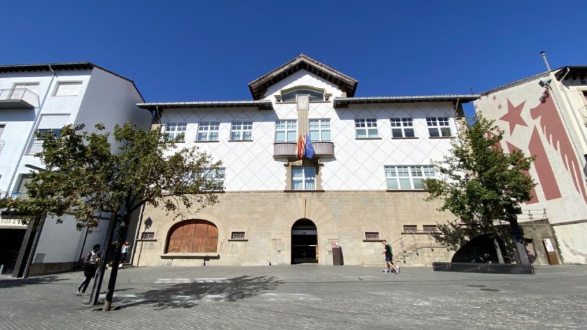 Imatge de la façana de l'Ajuntament d'Olot aquest dilluns. Foto: Ajuntament d'Olot