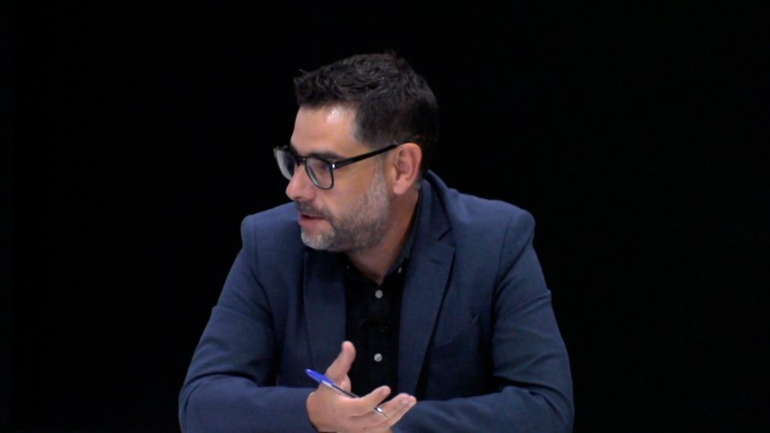 El regidor d'Educació, Josep Quintana, en una de les seves intervencions al del 'Des d'aquí' d'Olot Televisió