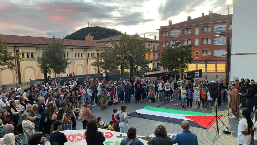 Concentració davant l'Ajuntament d'Olot en contra del conflicte entre Palestina i Israel