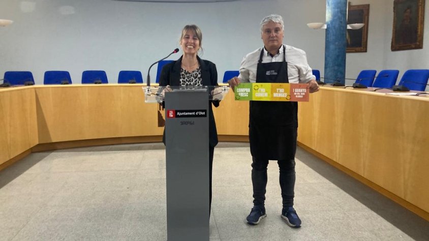 El mercat d'Olot inicia la campanya "Compra fresc, t'ho cuinem i t'ho menges al mercat"