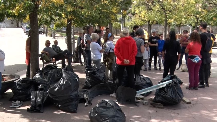 Els veïns de les Planes d’Hostoles han recollit una seixantena de quilos de brossa per tot el municipi