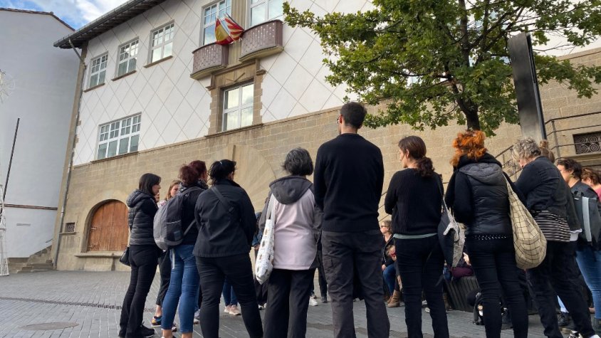 Les treballadores i els treballadors del Consorci d'Acció Social de la Garrotxa abans del ple de l'Ajuntament / Foto: Roger Isern