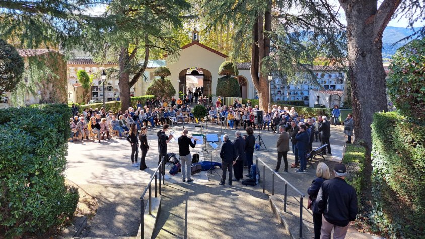 Afluència multitudinària al cementiri d’Olot per Tots Sants