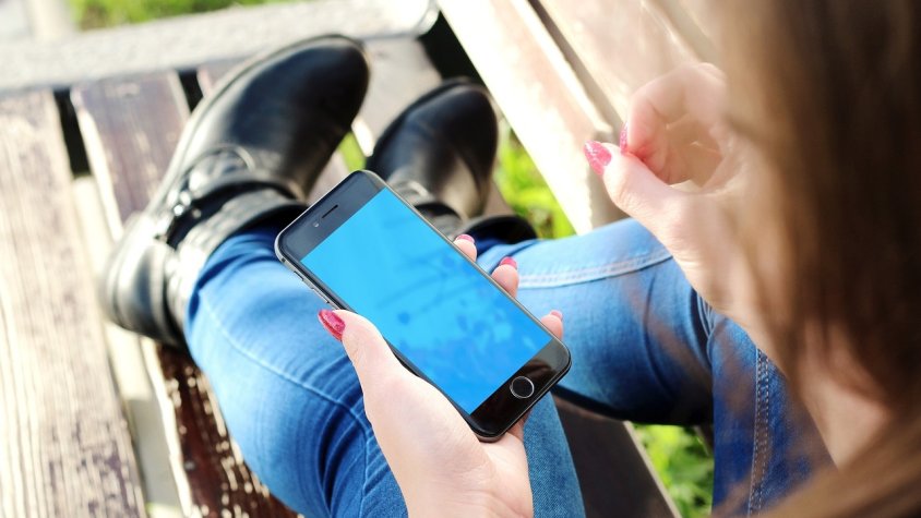 Educació proporcionarà al gener un criteri marc sobre la regulació del mòbil a escoles i instituts