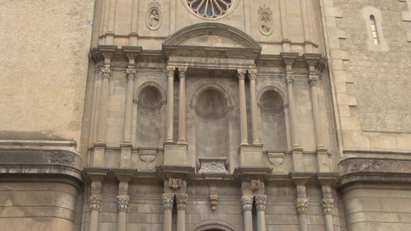 Els Amics de Sant Esteve i el Santuari del Tura d’Olot fan una crida per recuperar les imatges de la façana de l'església de Sant Esteve d'Olot