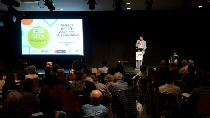 Unes 80 persones de més d’una trentena d’entitats es reuneixen en la Trobada d’Entitats i Voluntariat de la Garrotxa