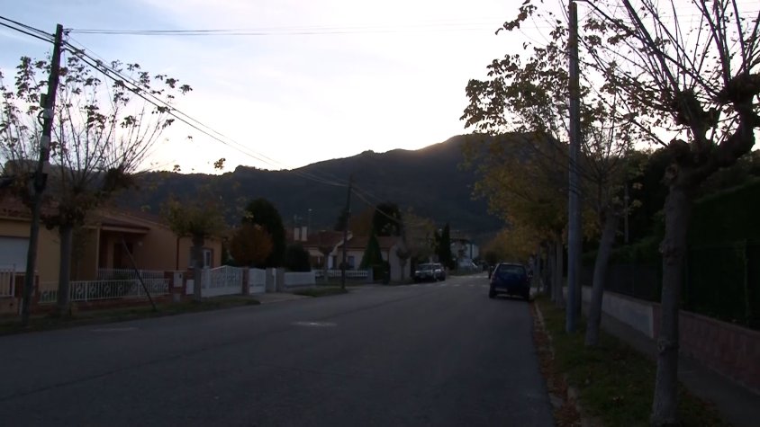 L’alcalde de la Vall d’en Bas, Lluís Amat, obre la porta a que el carrer Ample segueixi sent de doble sentit