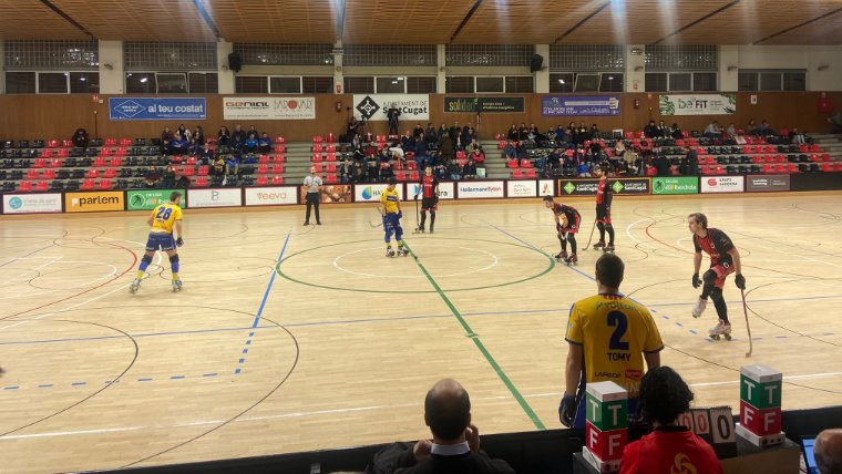 Imatge de l'inici del partit entre Sant Cugat i Hoquei Olot (4-4)
