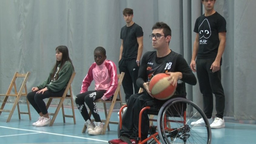Alumnes d'Olot coneixen el funcionament de l'esport adaptat
