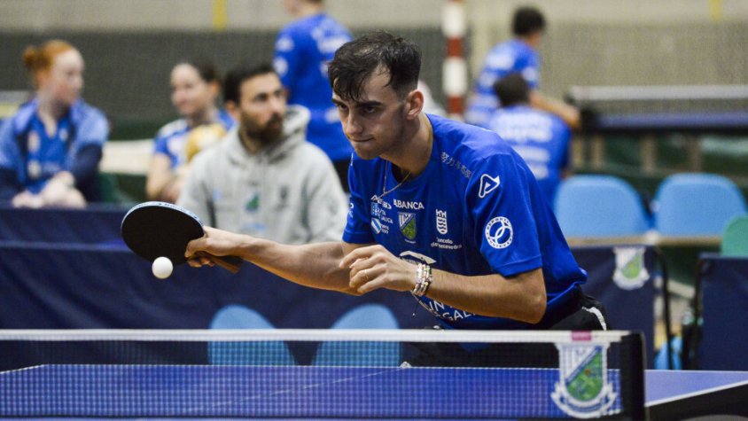 El jugador del Pontevedra, Martin Bentancor, en una acció contra el Collado Mediano