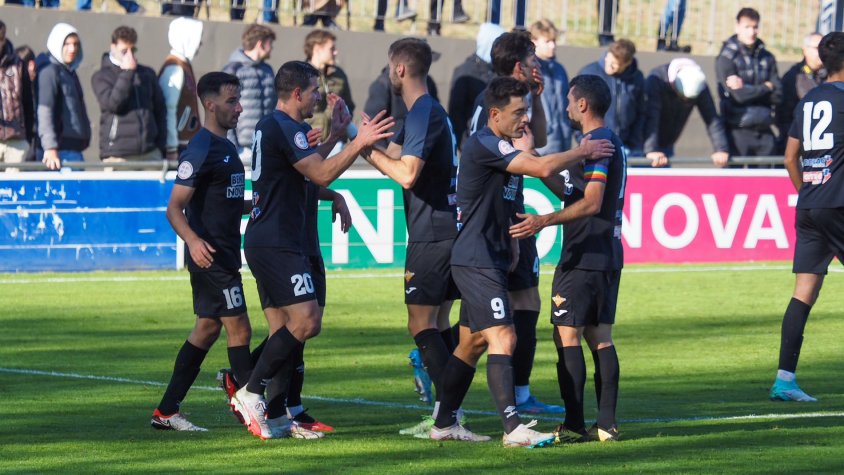 L'Olot destrossa un rival directe amb una maneta espectacular (0-5)