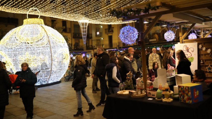 Milers de persones omplen els carrers d’Olot en motiu de la Fira del Pessebre